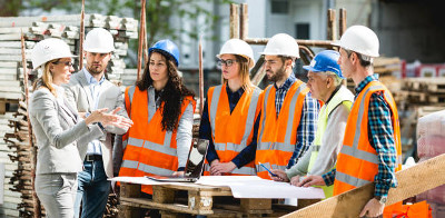 Personnes en réunion de chantier